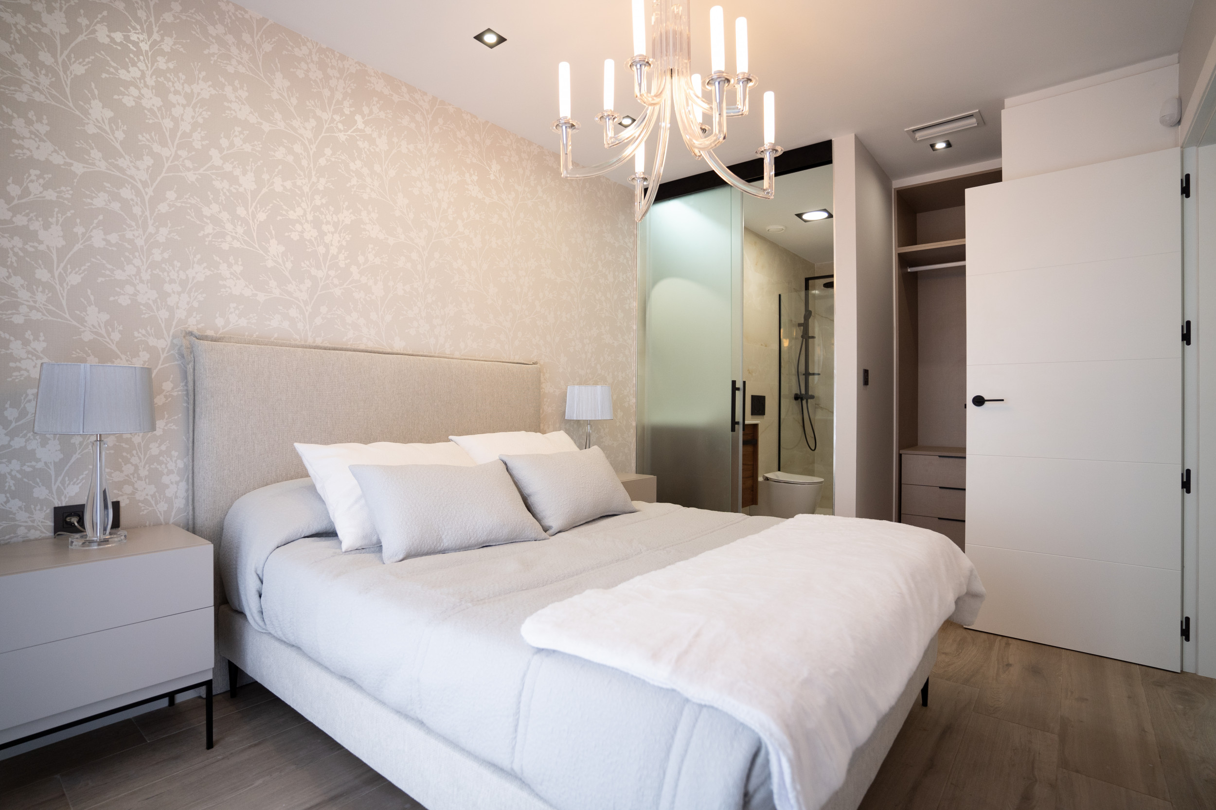 Key Ready, South Facing, Furnished Penthouse with Solarium &amp; Communal Pool in Punta Prima