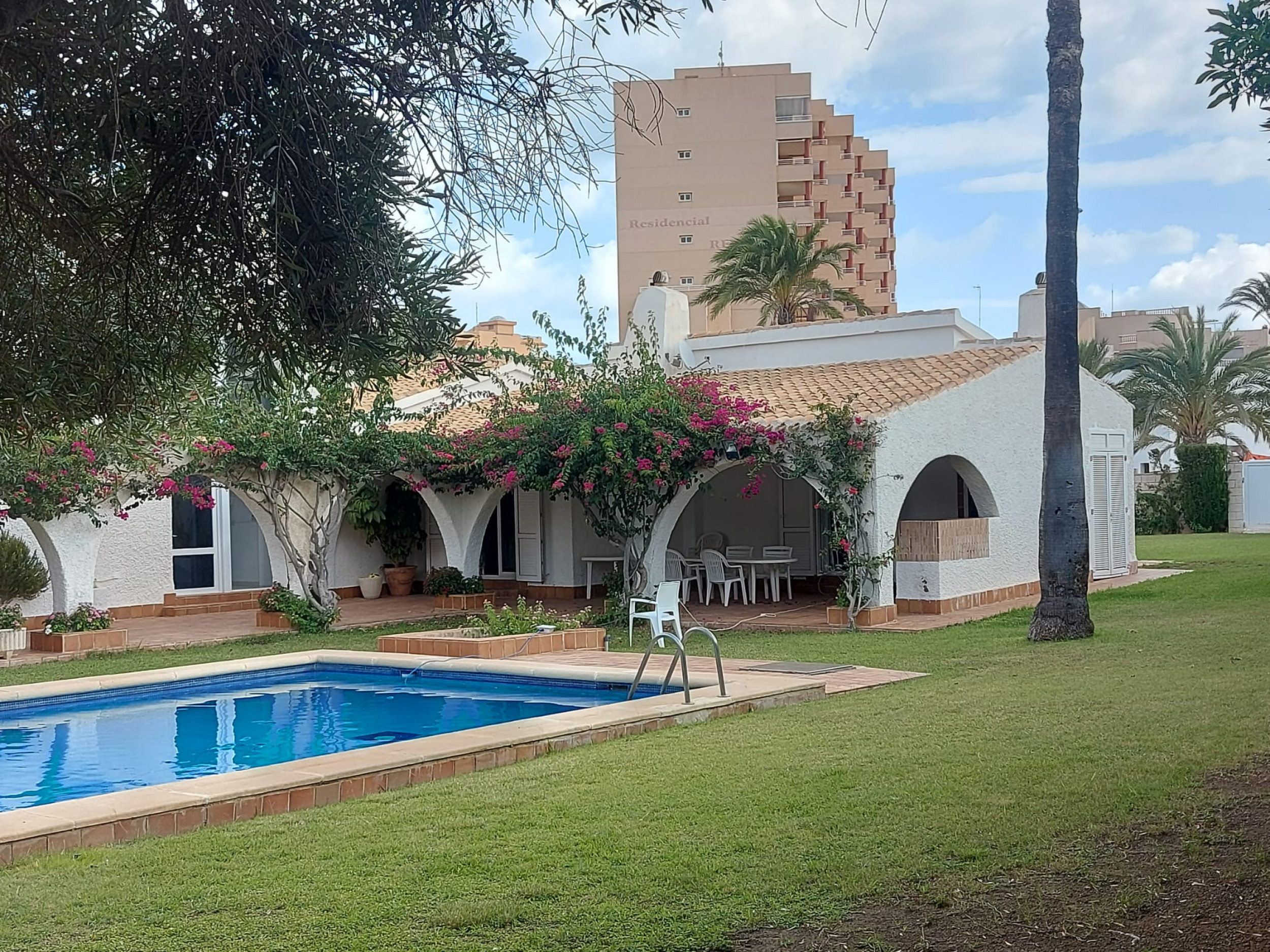 300 metres to Sea.  Detached Villa on plot of 2,741m2 in La Manga del Mar Menor