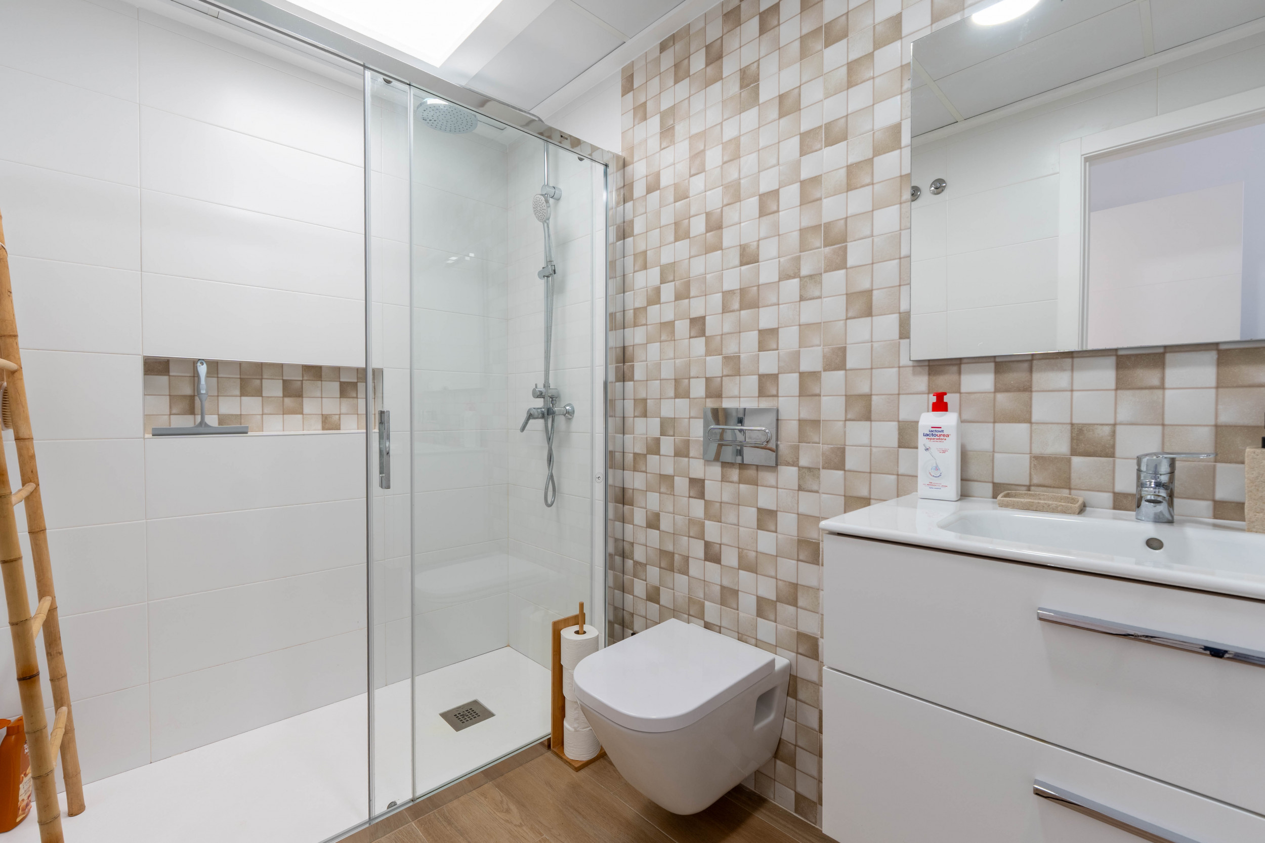 Lovely Detached Villa with Pool &amp; Rooftop Solarium in Avileses