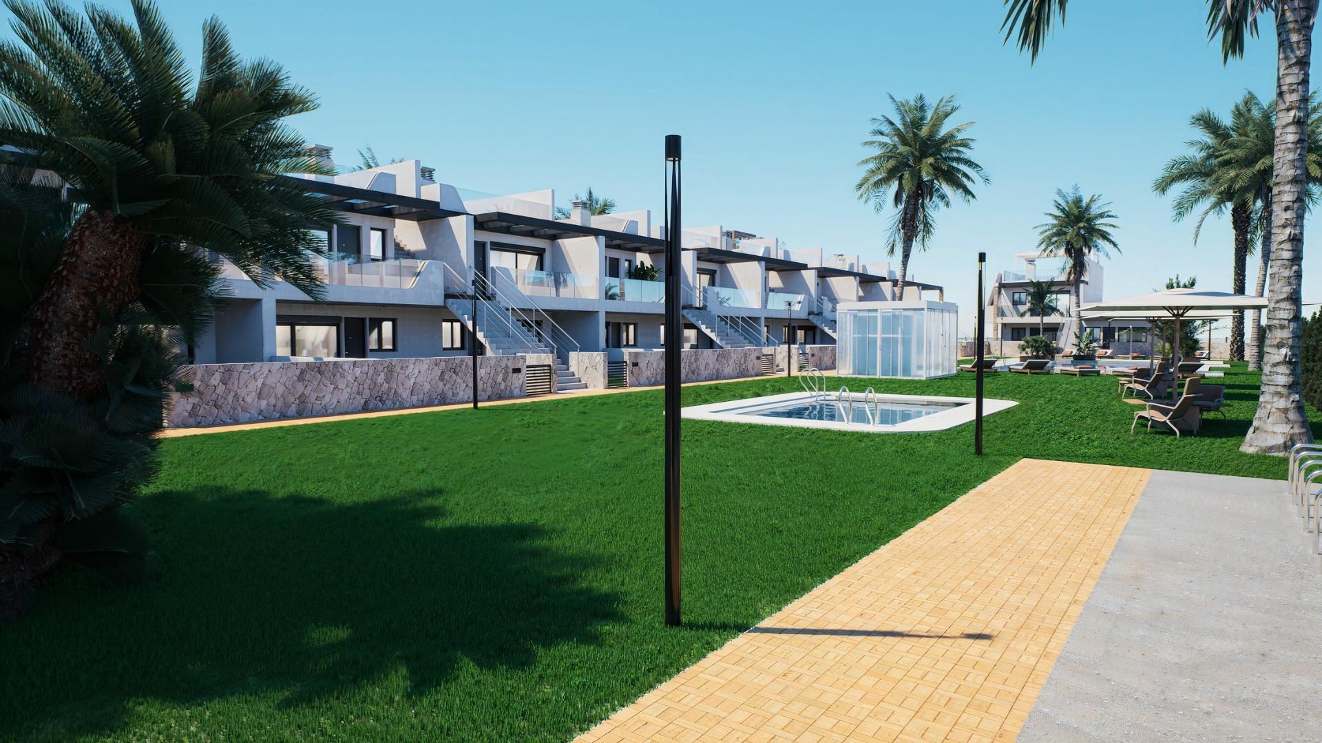 New build bungalows with garden or solarium near the beach in pilar de la horadada