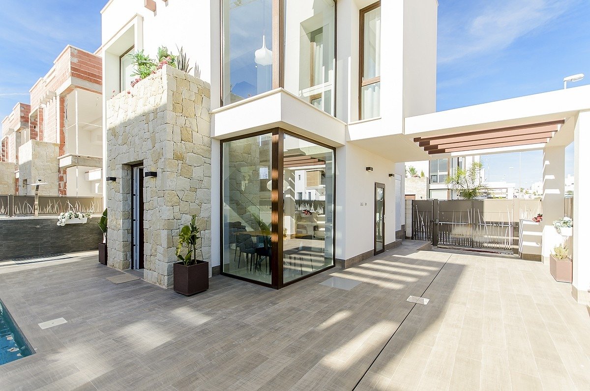 New built villa in playa honda