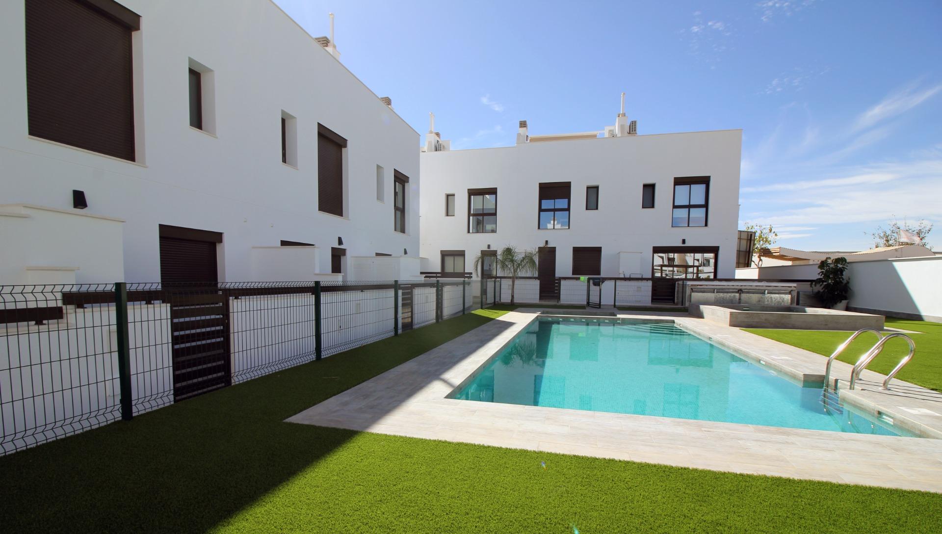 Modern townhouses and semi-detached homes in pilar de la horadada
