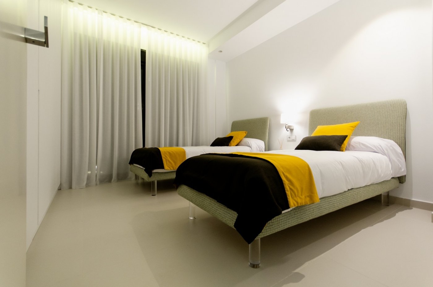 New construction villas 250 m from the beach in campoamor