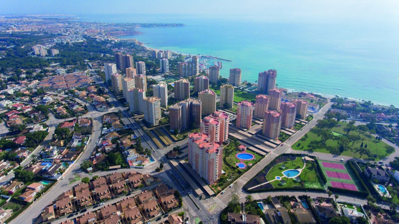 GROUND FLOOR FLAT IN LUXURY RESIDENTIAL COMPLEX NEXT TO THE SEA