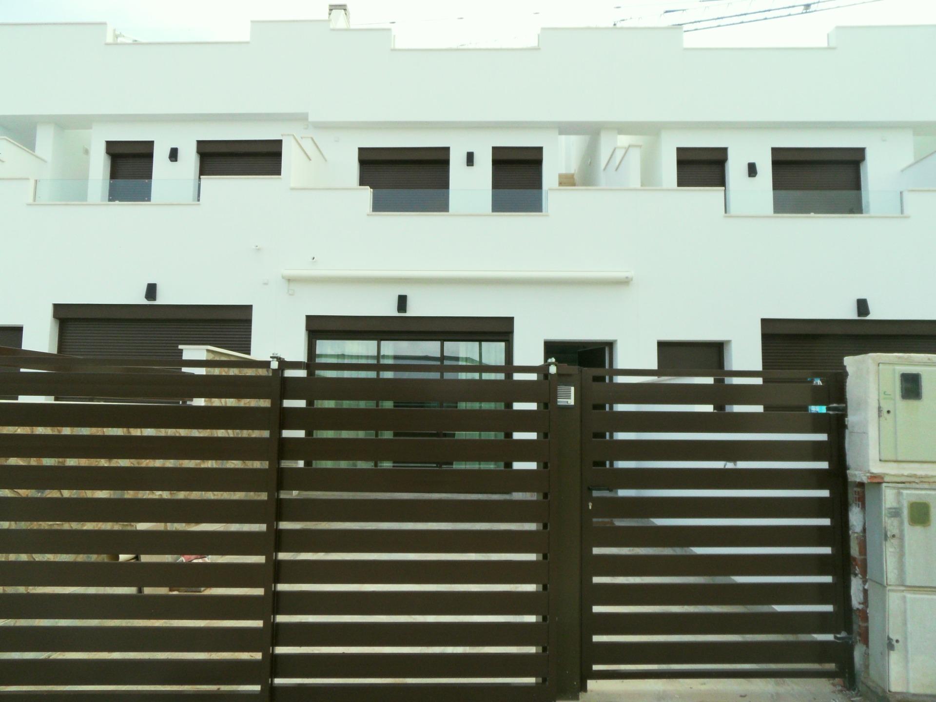 Modern townhouses and semi-detached homes in pilar de la horadada