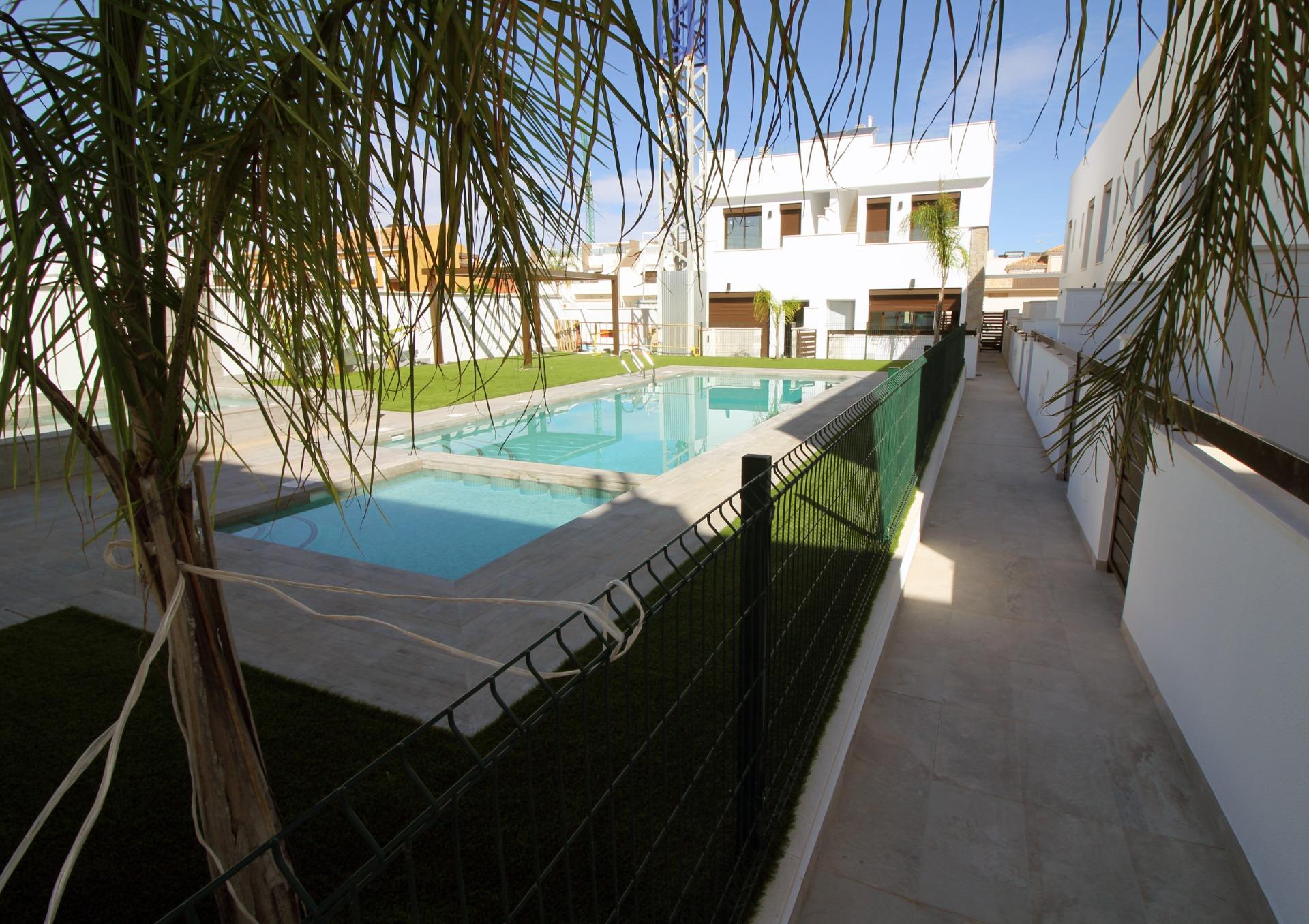 Modern townhouses and semi-detached homes in pilar de la horadada