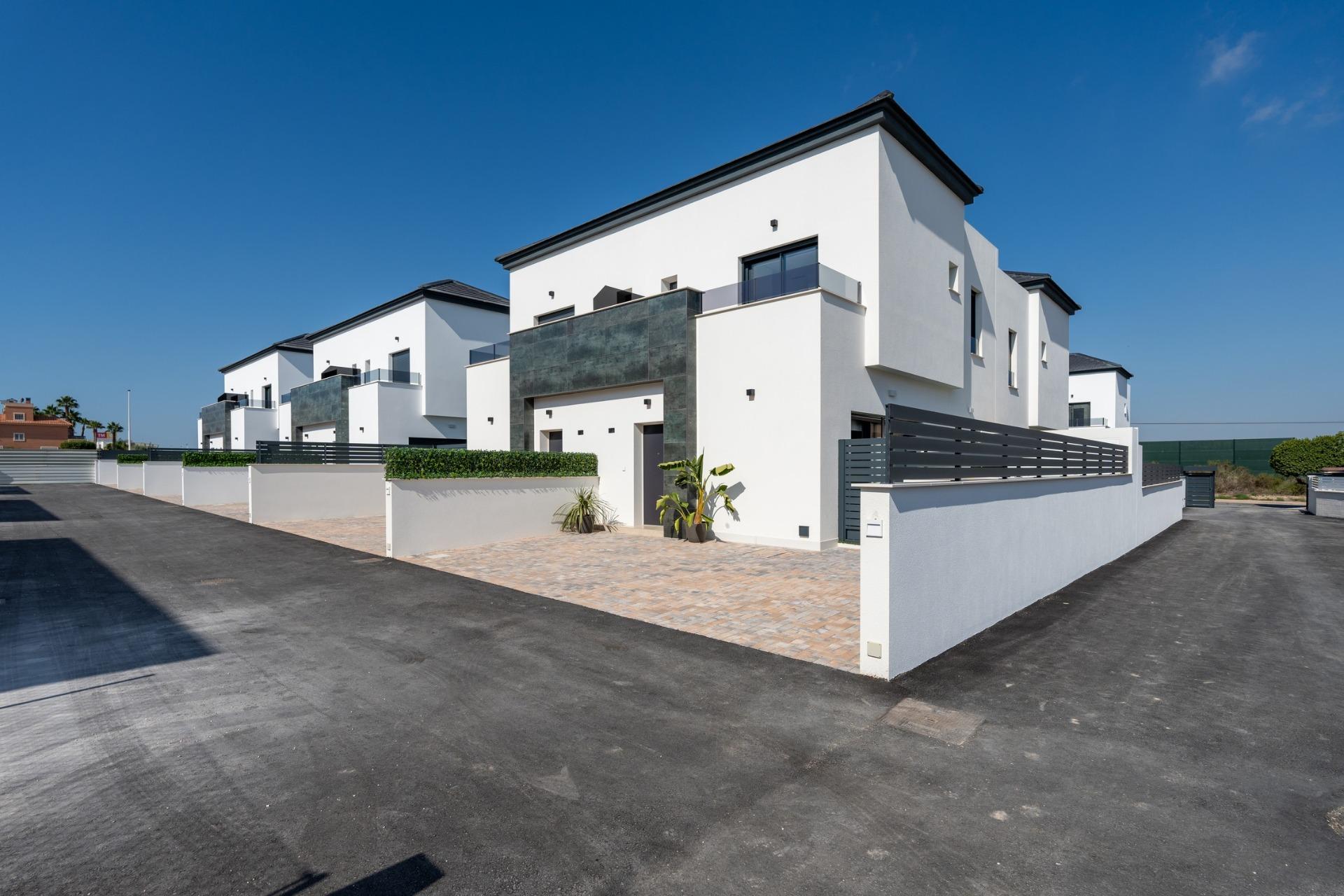 New build townhouses and quads in gran alacant near the beach