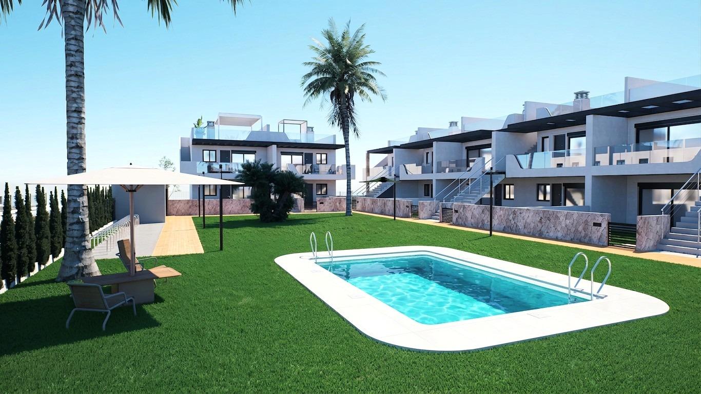 New build bungalows with garden or solarium near the beach in pilar de la horadada