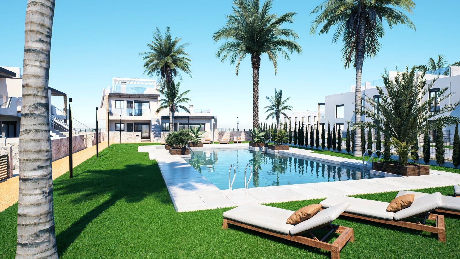 New build bungalows with garden or solarium near the beach in pilar de la horadada