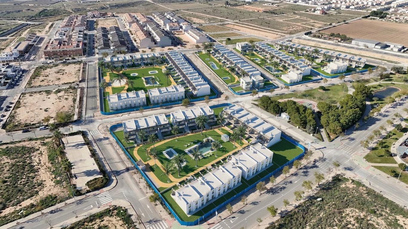 New build bungalows with garden or solarium near the beach in pilar de la horadada