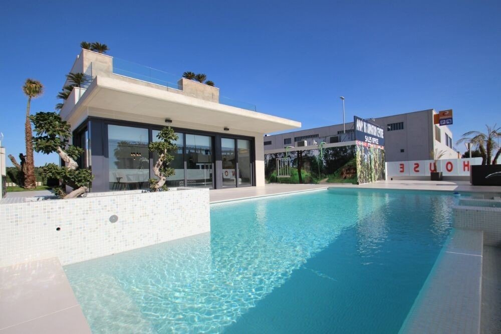 New construction villas 250 m from the beach in campoamor