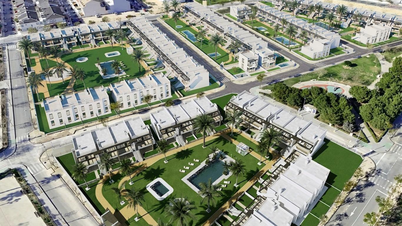 New build bungalows with garden or solarium near the beach in pilar de la horadada