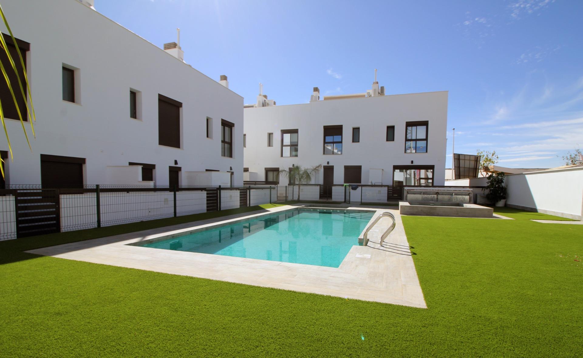 Modern townhouses and semi-detached homes in pilar de la horadada