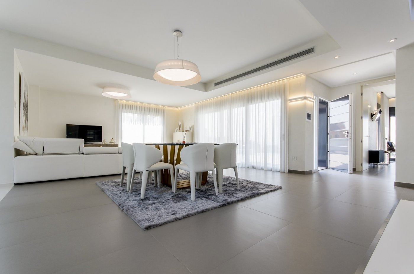 New construction villas 250 m from the beach in campoamor