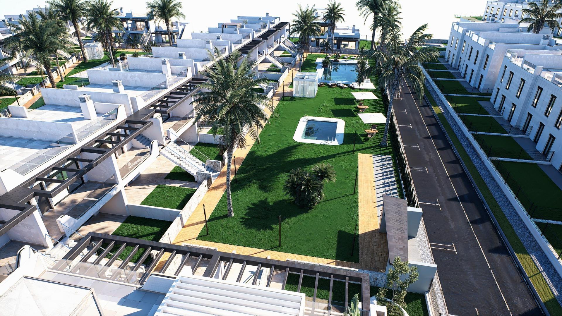 New build bungalows with garden or solarium near the beach in pilar de la horadada