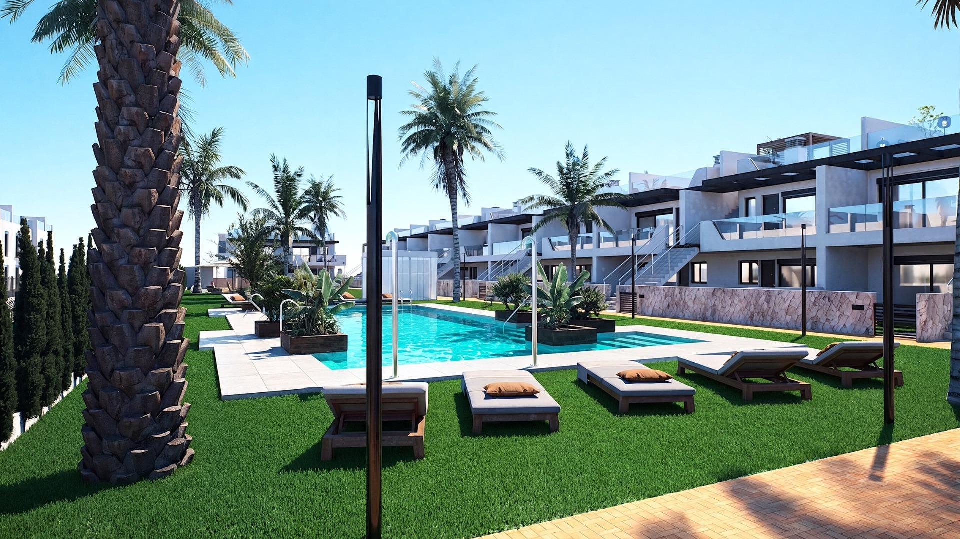 New build bungalows with garden or solarium near the beach in pilar de la horadada