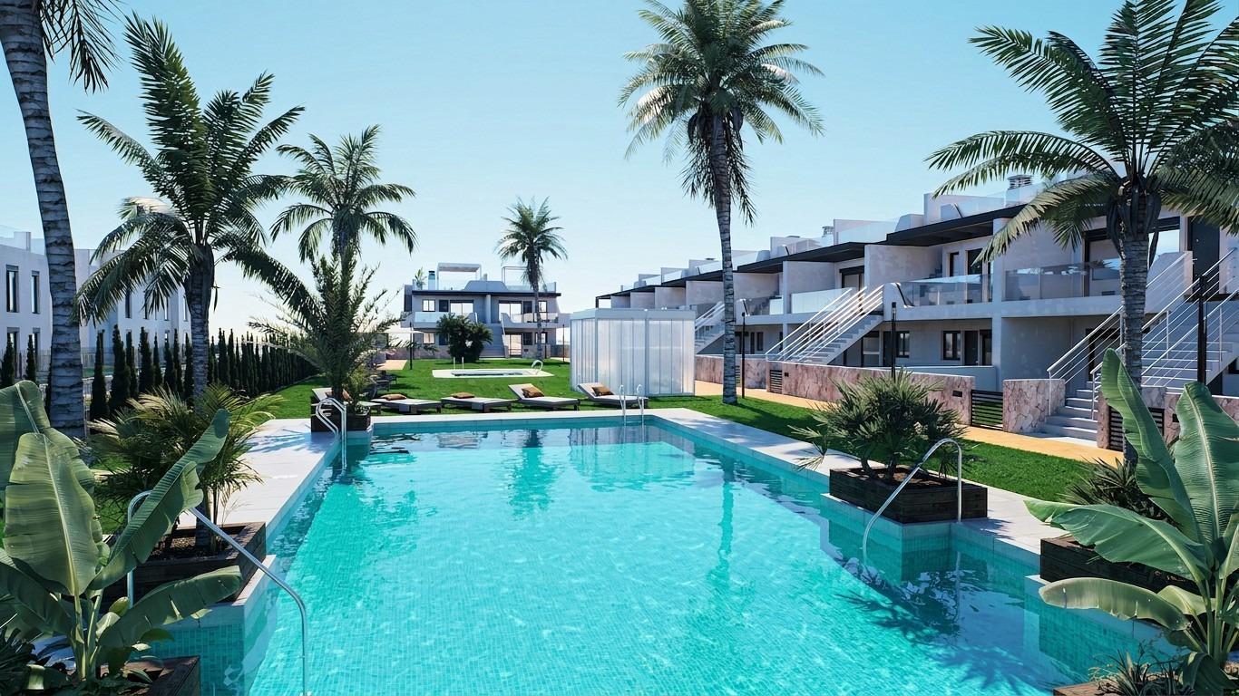 New build bungalows with garden or solarium near the beach in pilar de la horadada