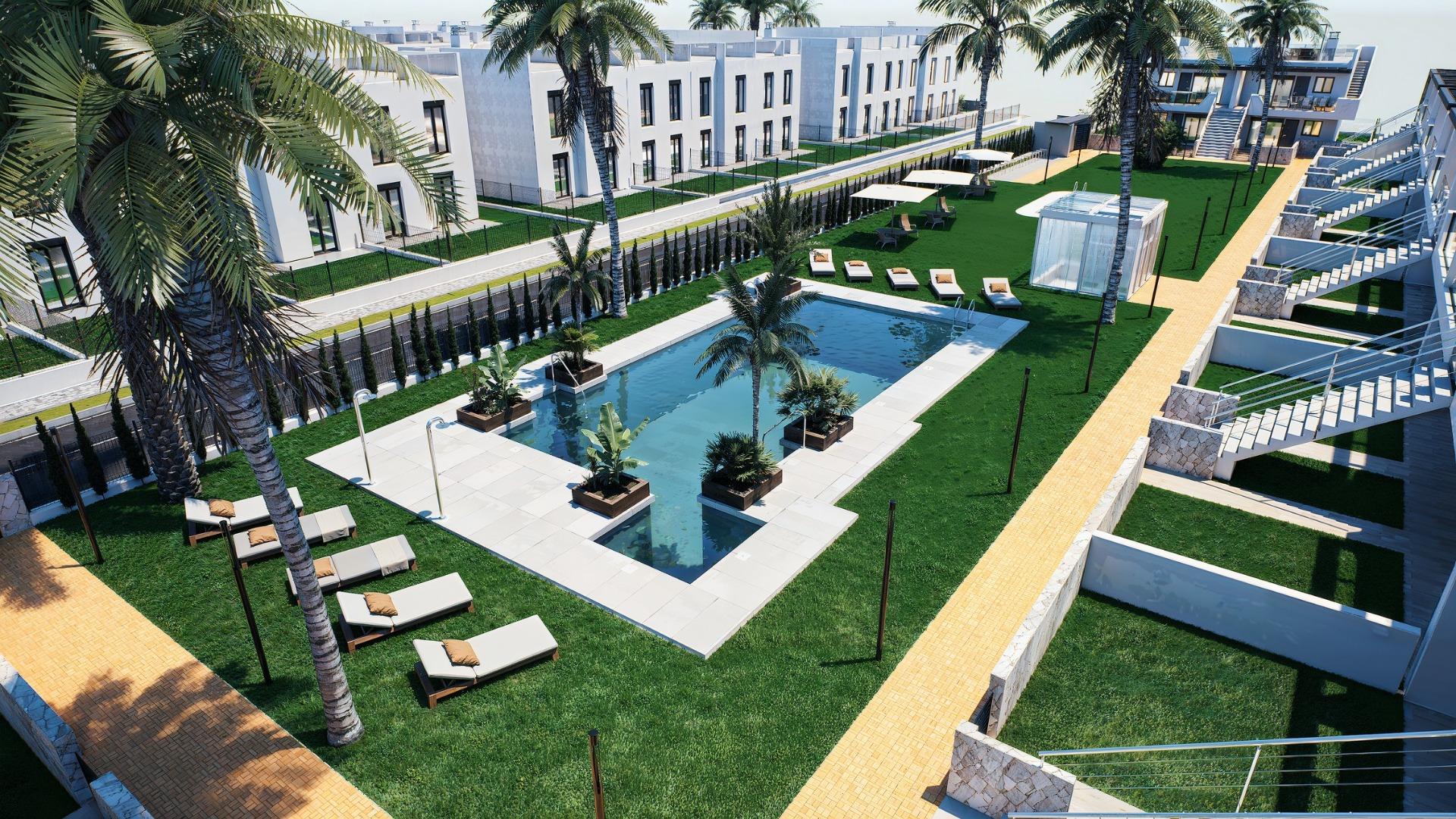 New build bungalows with garden or solarium near the beach in pilar de la horadada