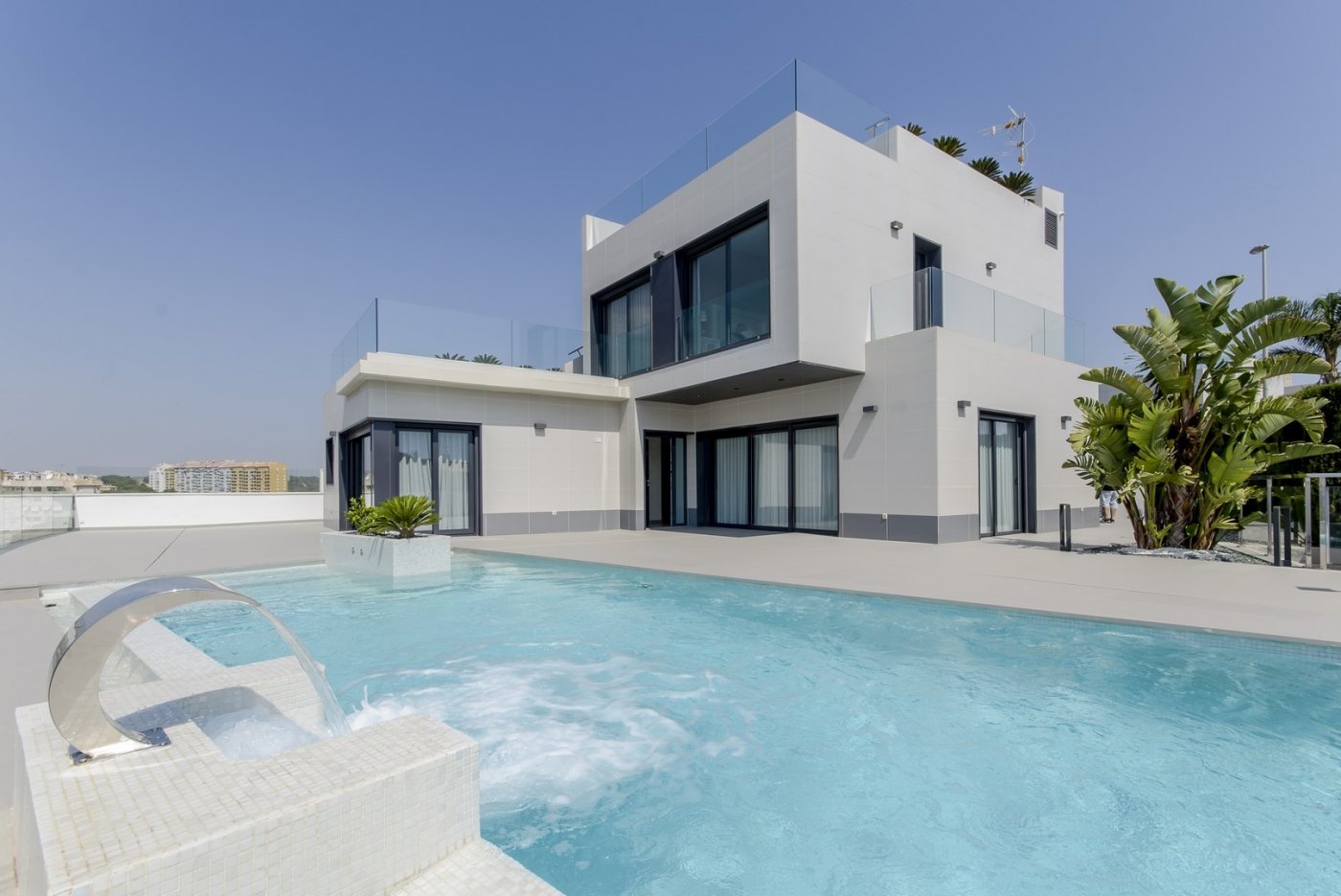 New construction villas 250 m from the beach in campoamor