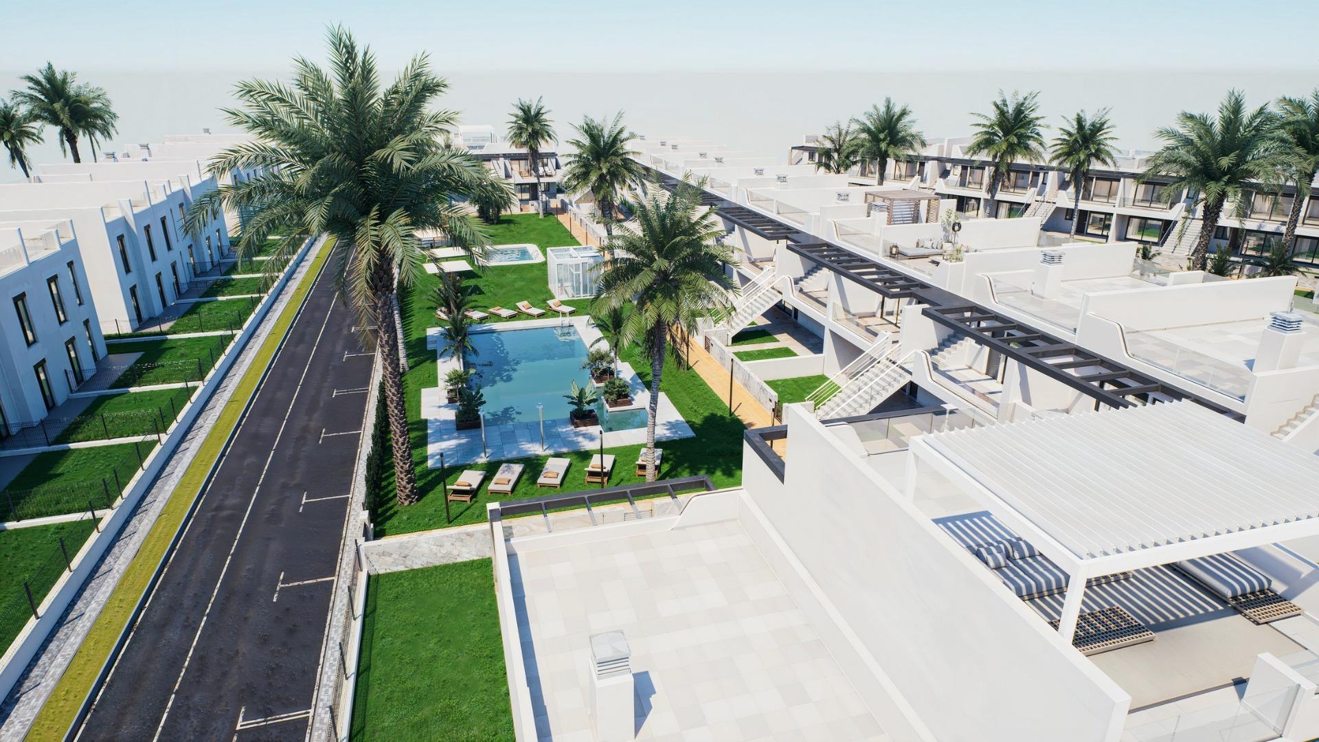 New build bungalows with garden or solarium near the beach in pilar de la horadada