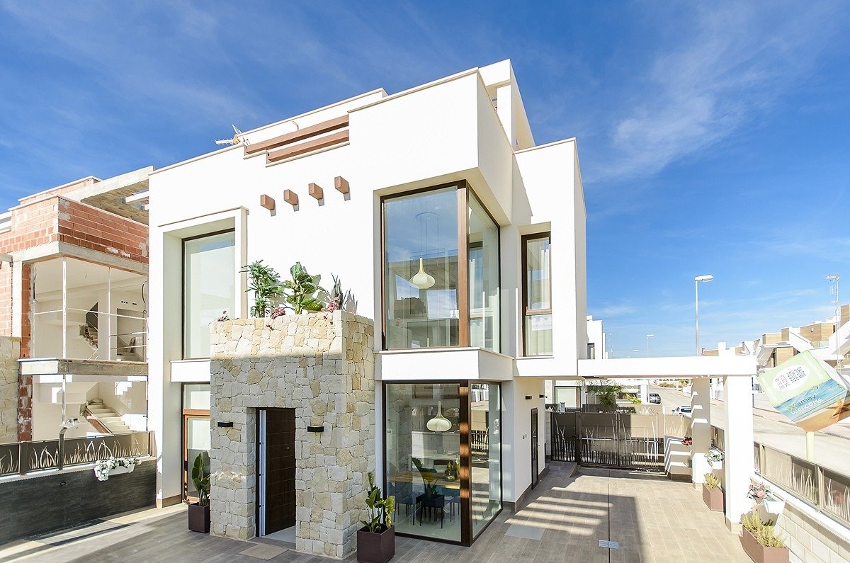 New built villa in playa honda