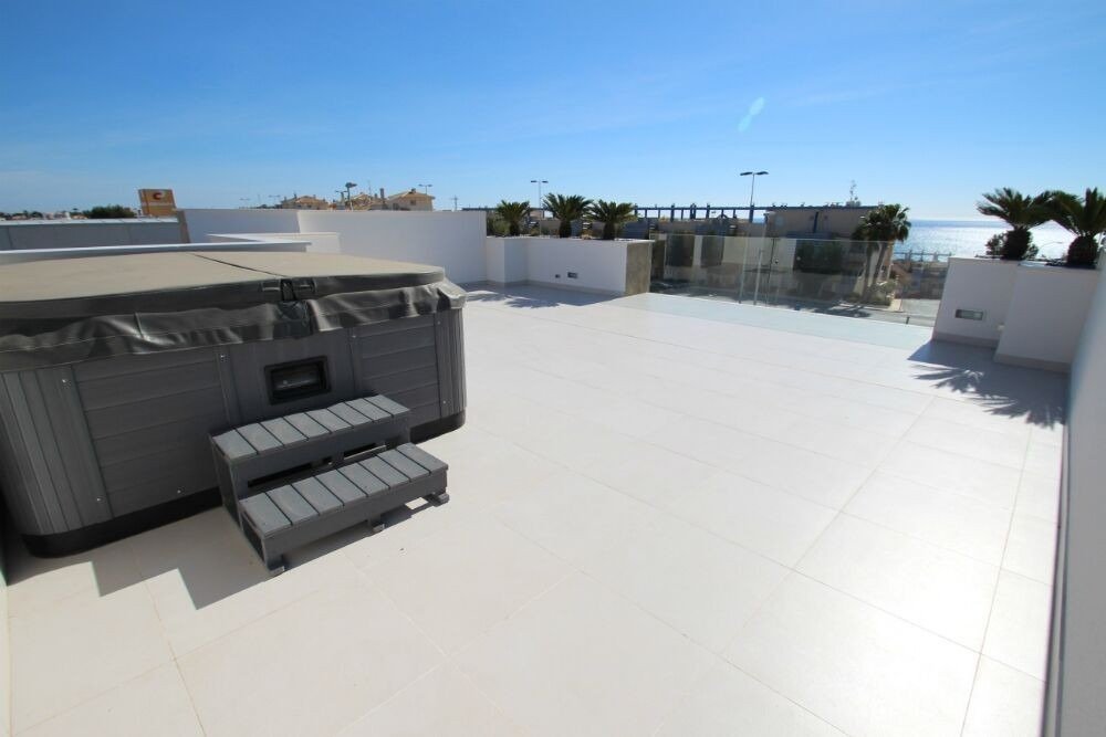 New construction villas 250 m from the beach in campoamor